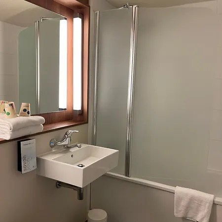 Campanile Montlucon ~ Saint-victor מלון 3*