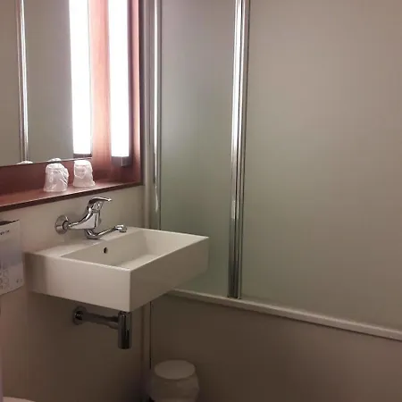 كامبانيل مونتلوكون سانت فيكتور 3* Saint-Victor-des-Oules